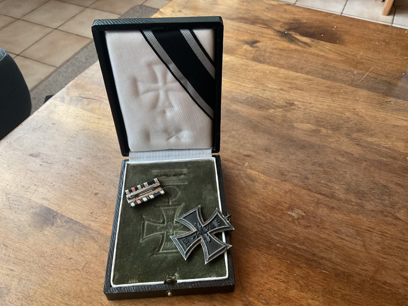 Eisernes Kreuz 2klasse 1914 u. Frontspange im ETUI mit Olivgrünen Samt – Bild 2