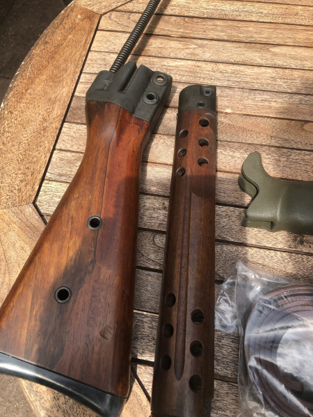 Holzschaft für das G3 Sturmgewehr mit Riemen und der dazugehörige Holz Vorderschaft. – afbeelding 4