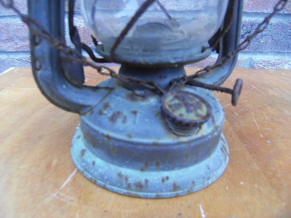 Petroleumlampe alt mit Schirm und Sturmlaterne Feuerhand – Bild 3