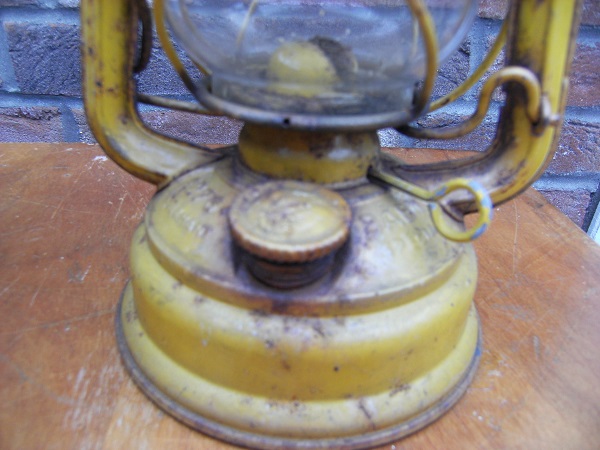 Petroleumlampe alt mit Schirm und Sturmlaterne Feuerhand – Bild 2