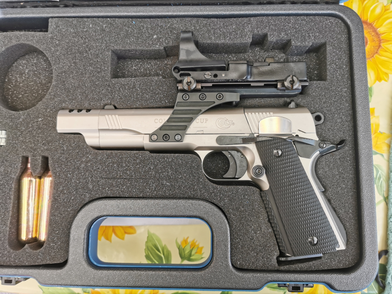 Luftpistole Colt 1911 A1 "Gold Cup" mit Kompensator und Rotpunkt-Visier – Bild 2