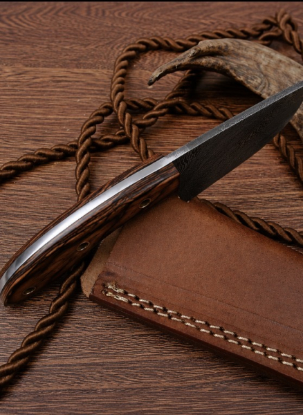 Handgeschmiedetes Damastmesser / Jagdmesser mit Pakka-Holzgriff Und Lederscheide – billede 3