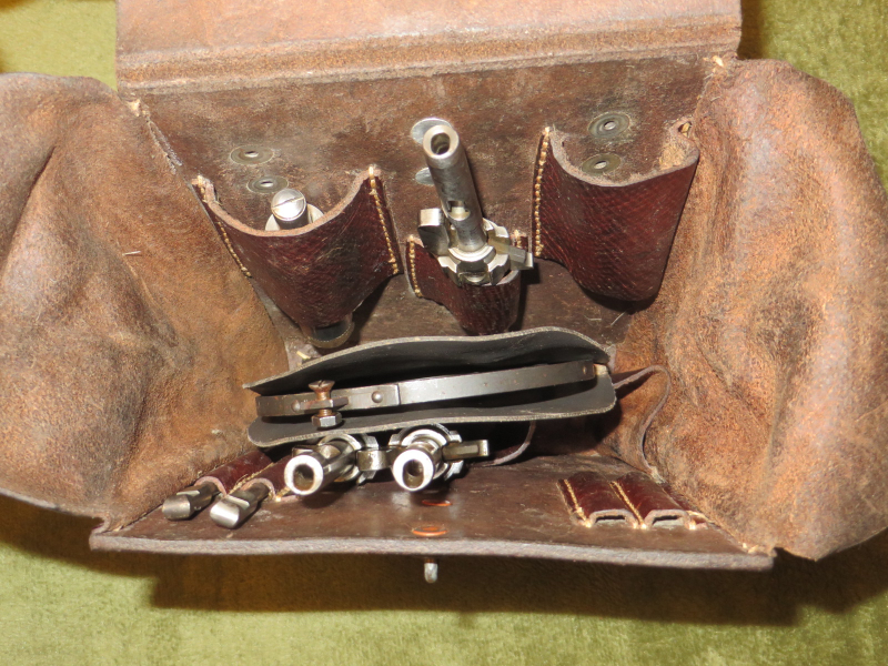 WKII BordMG-Werkzeugtasche FL45966 f. MG15 mit Inhalt ,aus Leder,Werkzeuge mit fzs und LW2 Abnahme – Bild 3