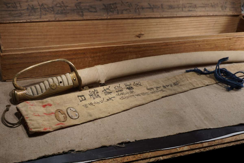 alter Japanischer Kyu Gunto Offiziersäbel in Holzkiste – Bild 2