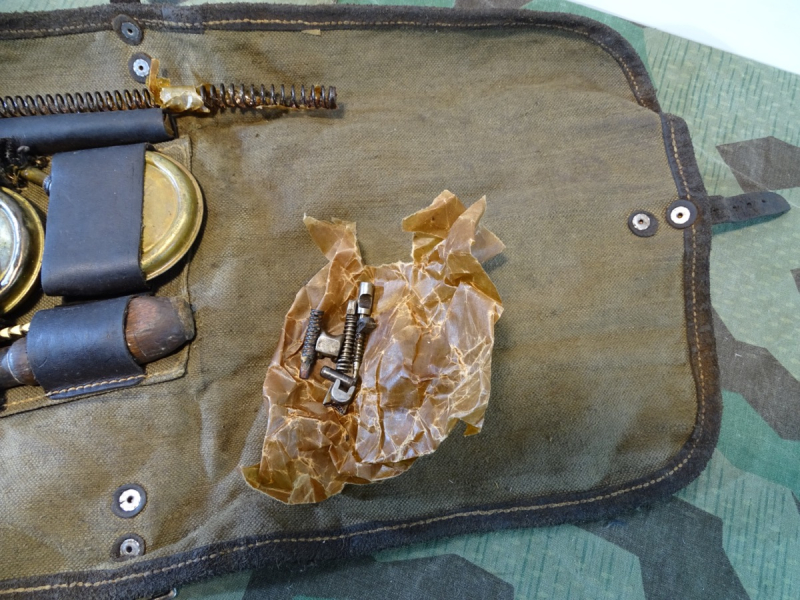 Werkzeug und Reinigungsset für das MG 30 (t) 2. Weltkrieg – Bild 2