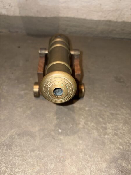 Schwarzpulver-Modellkanone Messing auf Holzlafette mit Prüfzeichen – Bild 3