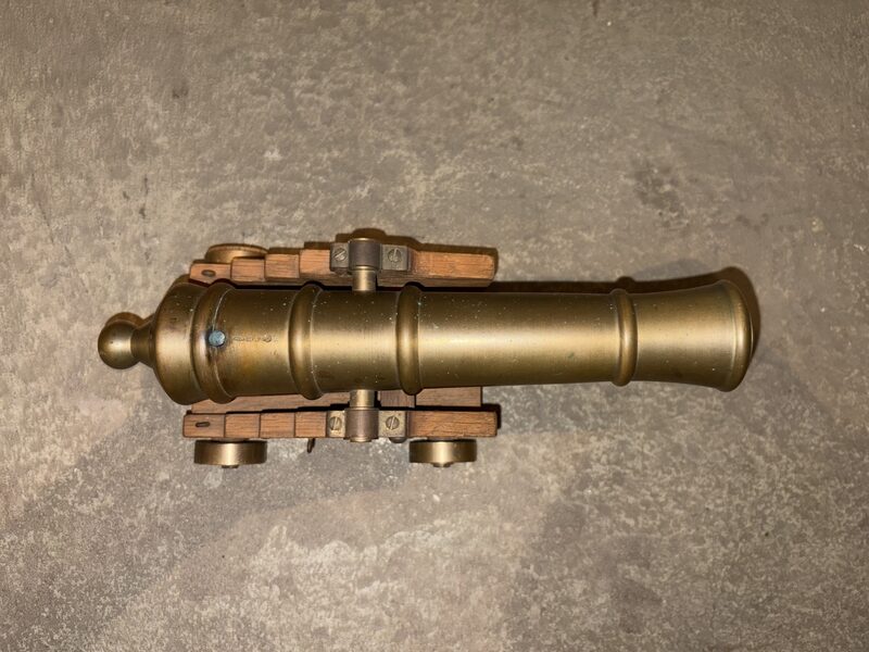 Schwarzpulver-Modellkanone Messing auf Holzlafette mit Prüfzeichen – Bild 1