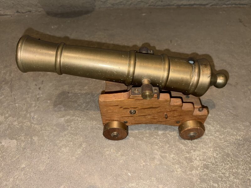 Schwarzpulver-Modellkanone Messing auf Holzlafette mit Prüfzeichen – Bild 4