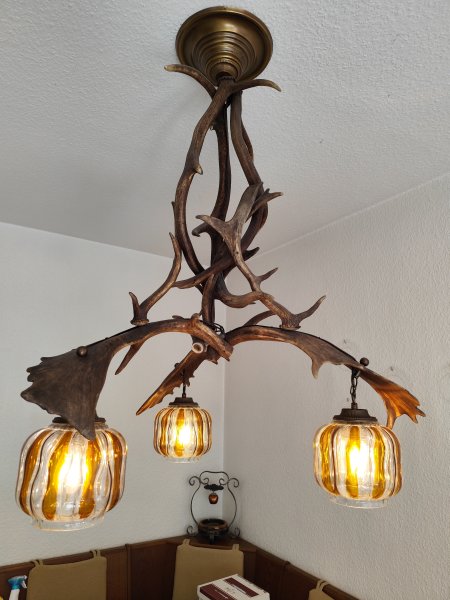 Hirschgeweih-Deckenlampe / Kronleuchter (106x78 cm) – 3-flammig mit Bernstein-Glas – Bild 1