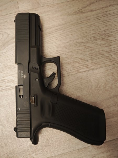 Glock 17 Gen 5 Schrecksuss First Edition mit original Glock Koffer und Griffzubehör sowie zwei Magaz – Bild 3