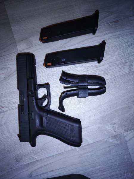 Glock 17 Gen 5 Schrecksuss First Edition mit original Glock Koffer und Griffzubehör sowie zwei Magaz – Bild 2