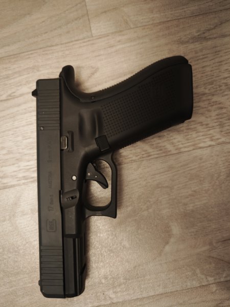 Glock 17 Gen 5 Schrecksuss First Edition mit original Glock Koffer und Griffzubehör sowie zwei Magaz – Bild 4