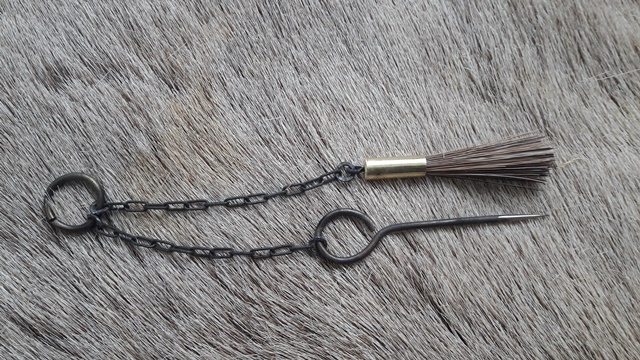 Reinigungs Set für Steinschloss Waffen, Pfannenbürste und Zündlochnadel/ Cleaning set for flintlock – Bild 1
