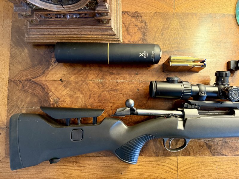Sako 85M Finnlight II in 30-06 mit Schalldämpfer und Montage – Bild 2