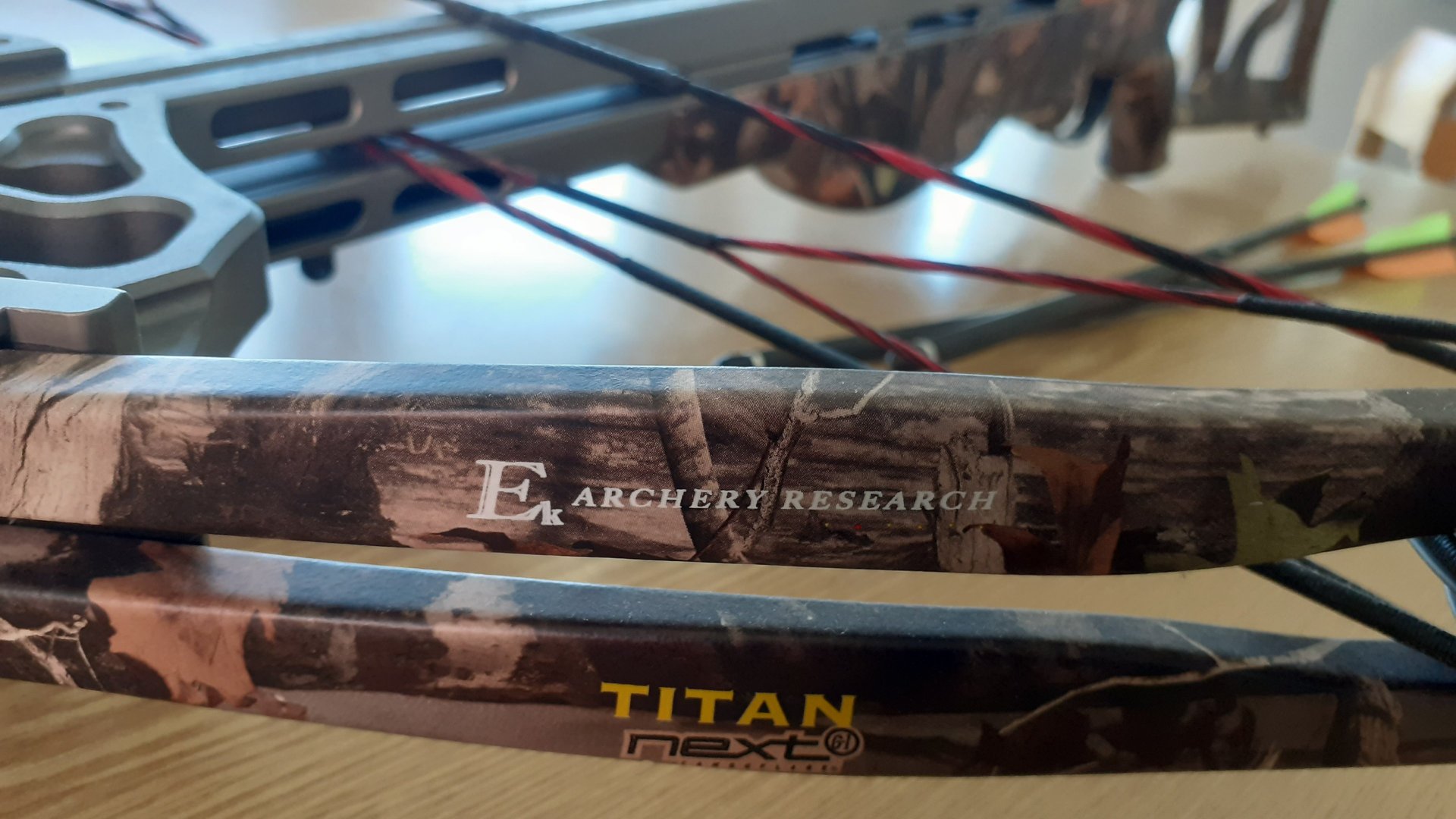 Ek Achery Research Compound Armbrust mit zwei Pfeilen – Bild 3