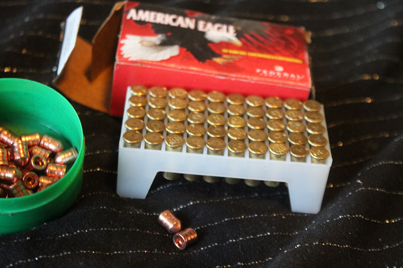 50 abgeschoss Hülsen Kal. 22LR in American Eagle Schachtel zur Deko & 5,5mm LG-Geschosse – Bild 1
