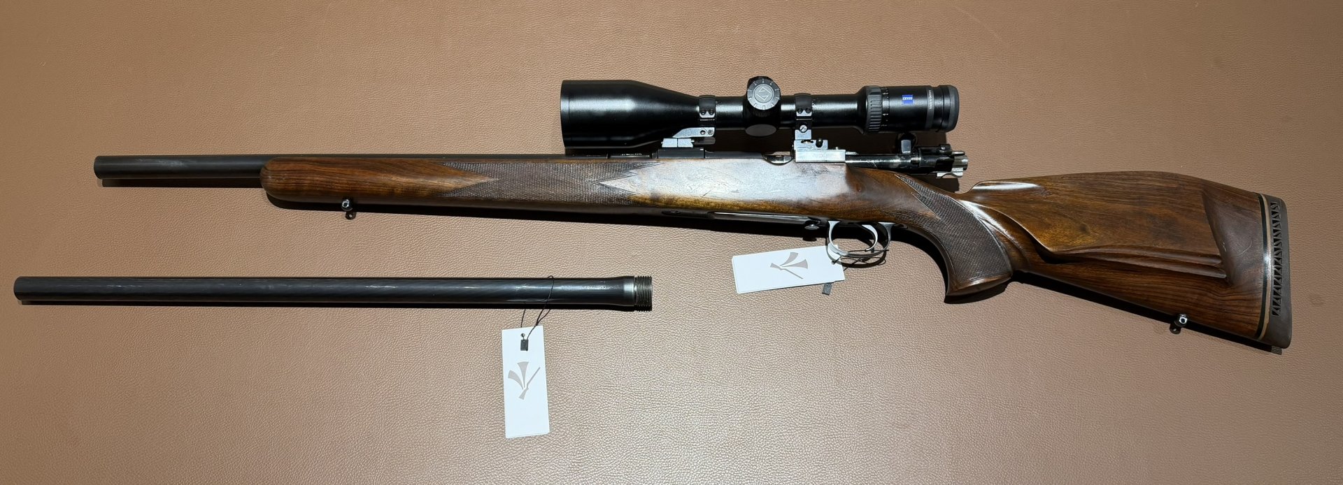 MAUSER M98 REPETIERBÜCHSE – .22-250 REM. – AUSTAUSCHLAUF .243 WIN. – ZEISS VICTORY HT 3–12 × 56 – Bild 2