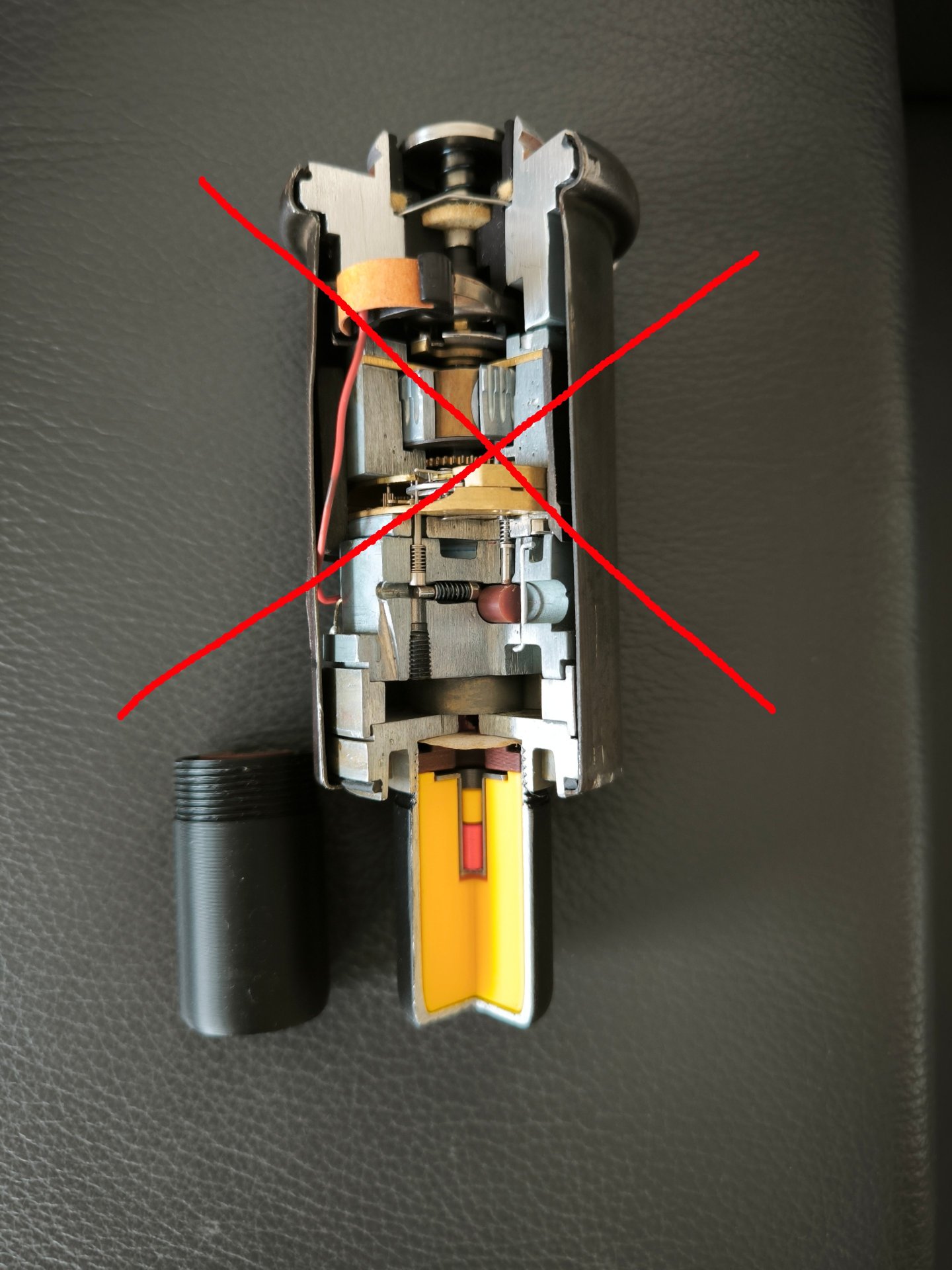 2x Schnittmodell Zündladung C/98 für deutsche Bombenzünder – Bild 2