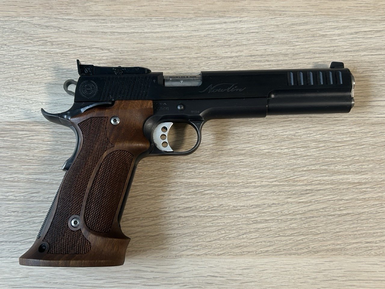 Sportpistole Nowlin World Cup PPC, Kaliber 9 mm Luger, mit Nillgriff u. Aristocrat-Visierung, 1911er – Bild 1