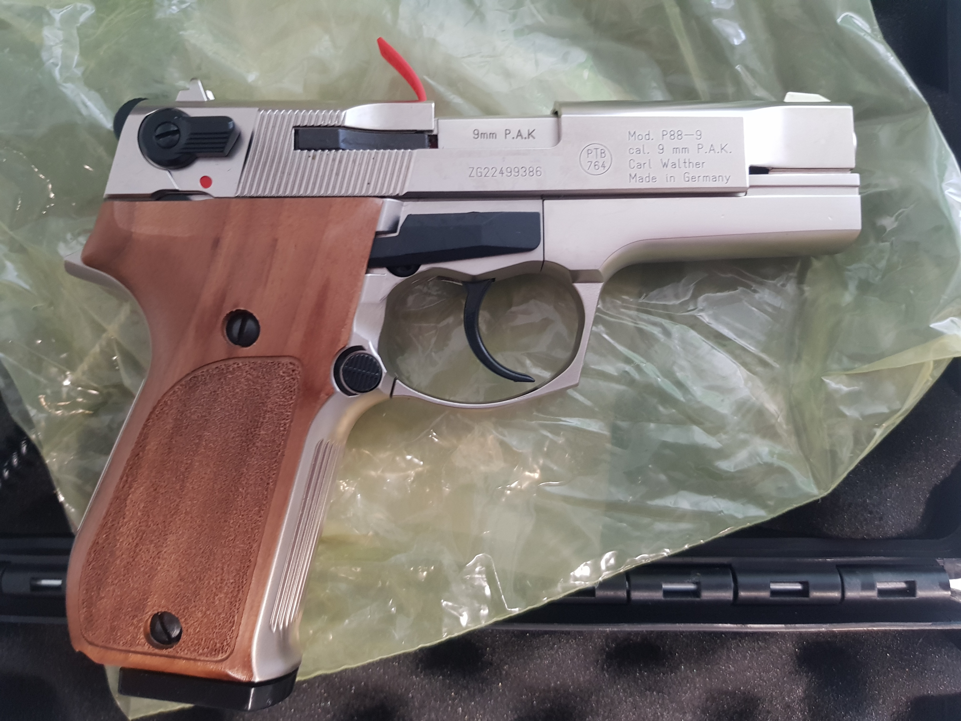 Walther P88 9 mm P.A.K., Nickel-Finish, Holzgriffschalen + org. Kunststoffschalen und Extras *NEU* – Bild 3