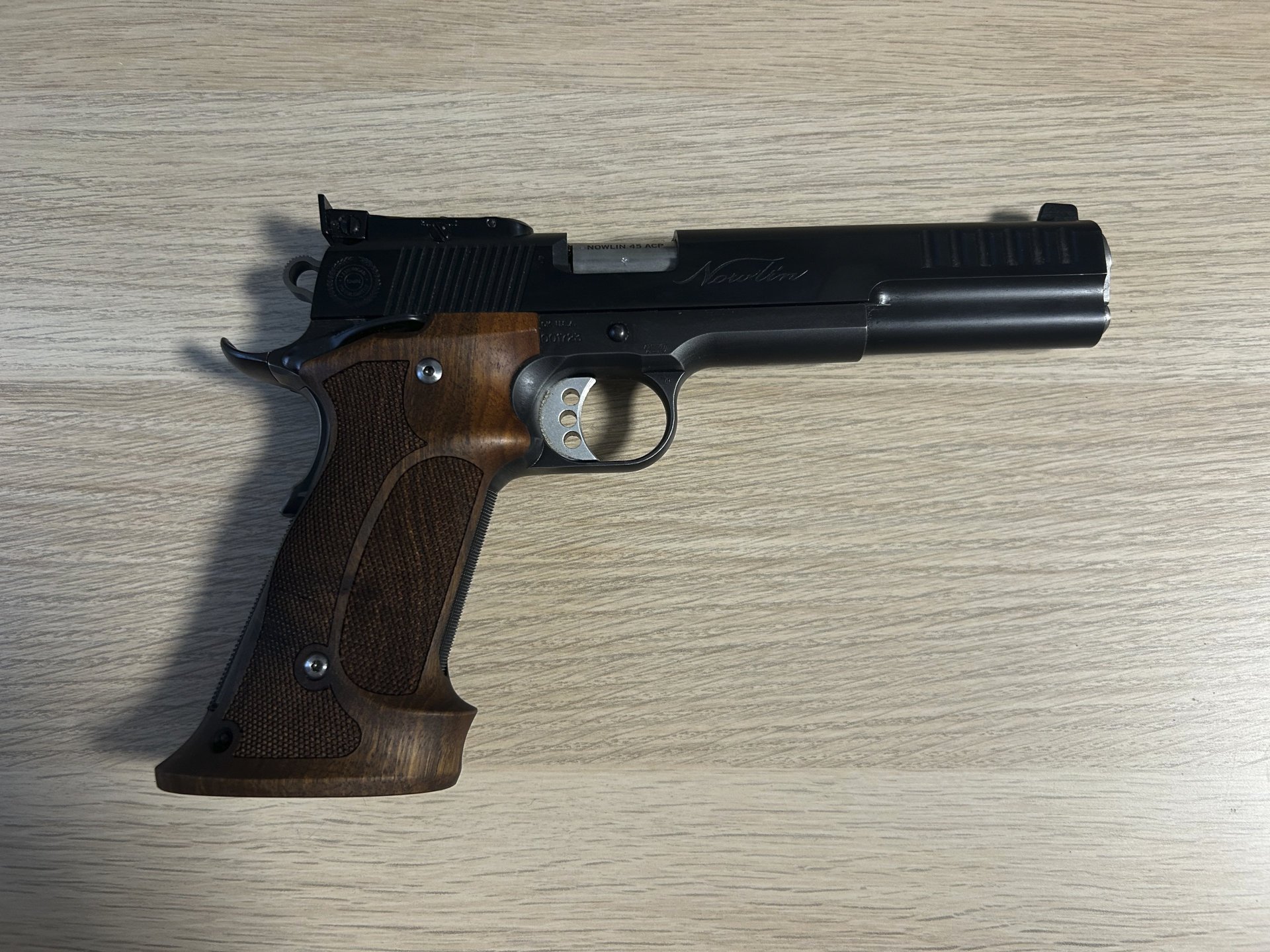 Sportpistole Nowlin World Cup PPC im Kaliber .45 ACP, mit Nillgriff und Aristocrat-Visierung, 1911er – Bild 2