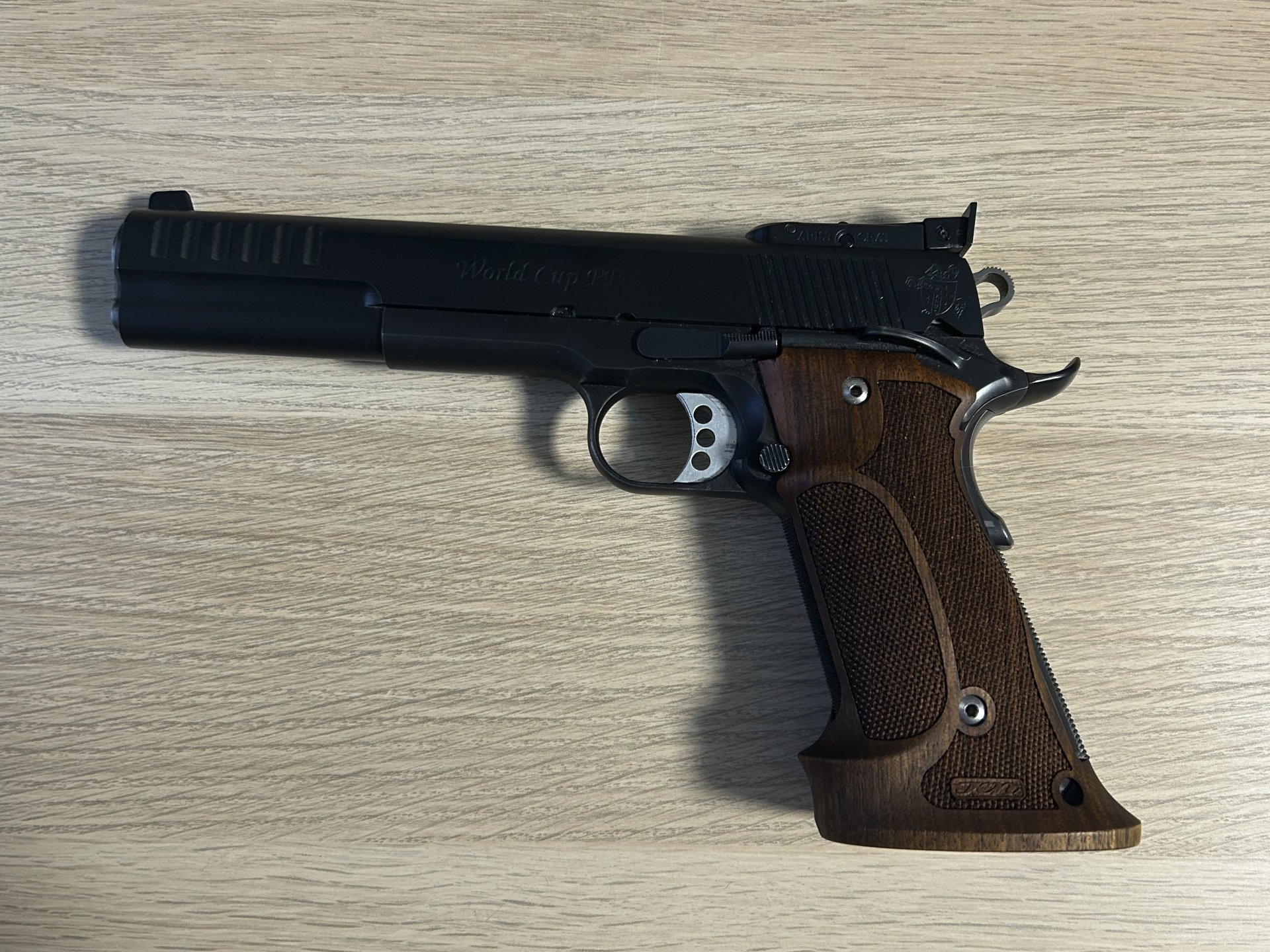Sportpistole Nowlin World Cup PPC im Kaliber .45 ACP, mit Nillgriff und Aristocrat-Visierung, 1911er – Bild 1