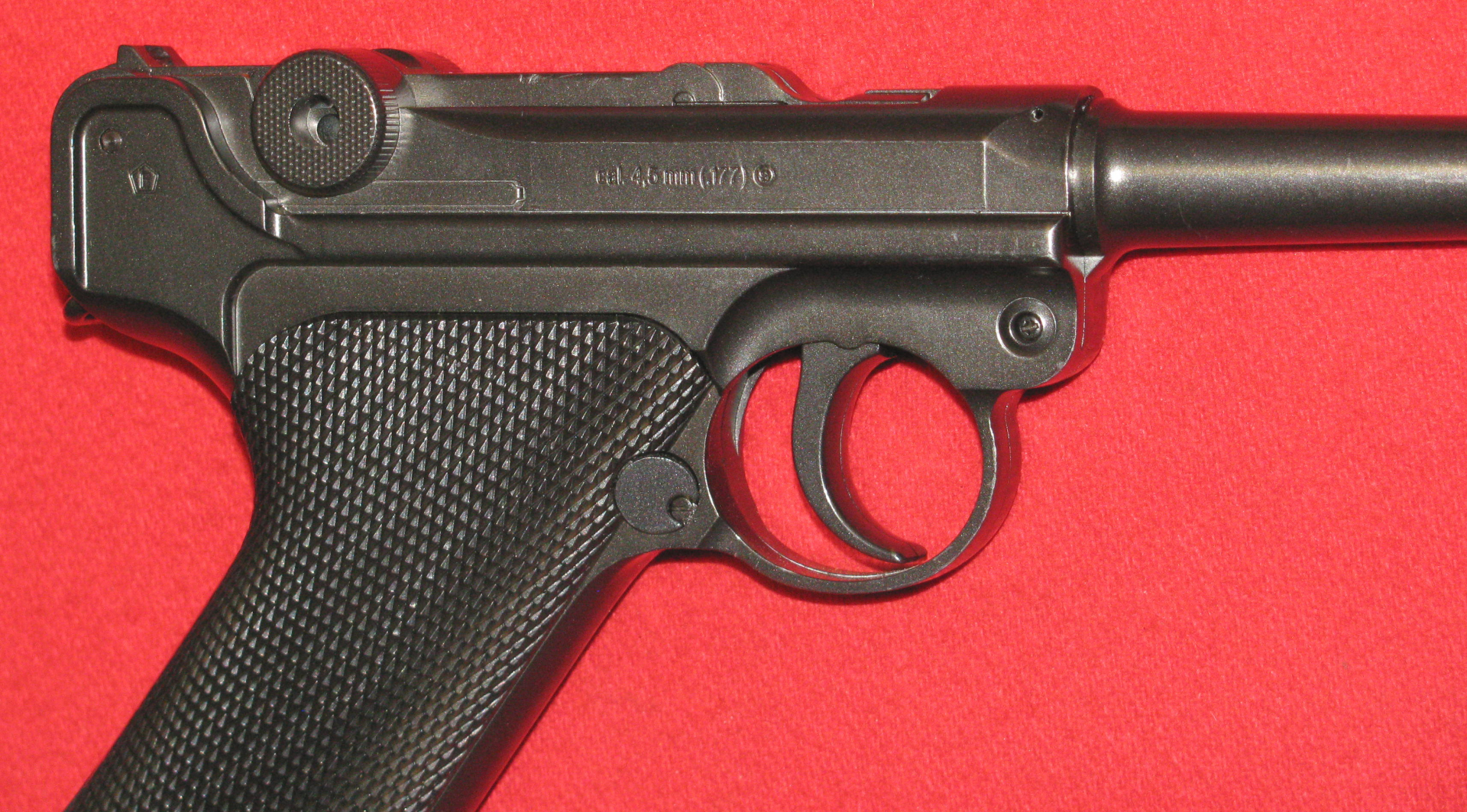 Aus der UMAREX Legends - Serie, eine CO2 Pistole, eine Pistole P08 mit F - Zeichen – Bild 5
