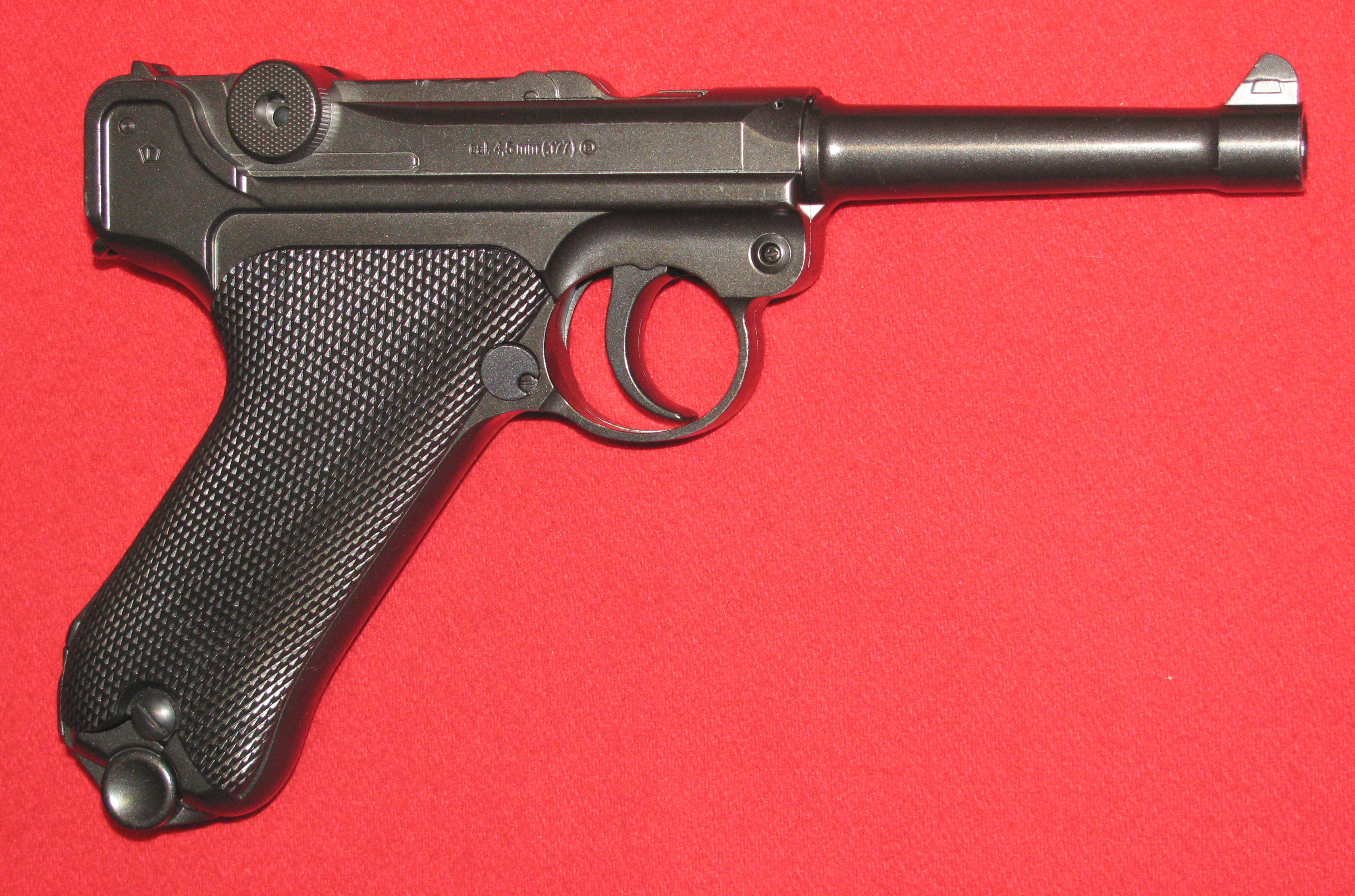 Aus der UMAREX Legends - Serie, eine CO2 Pistole, eine Pistole P08 mit F - Zeichen – Bild 4
