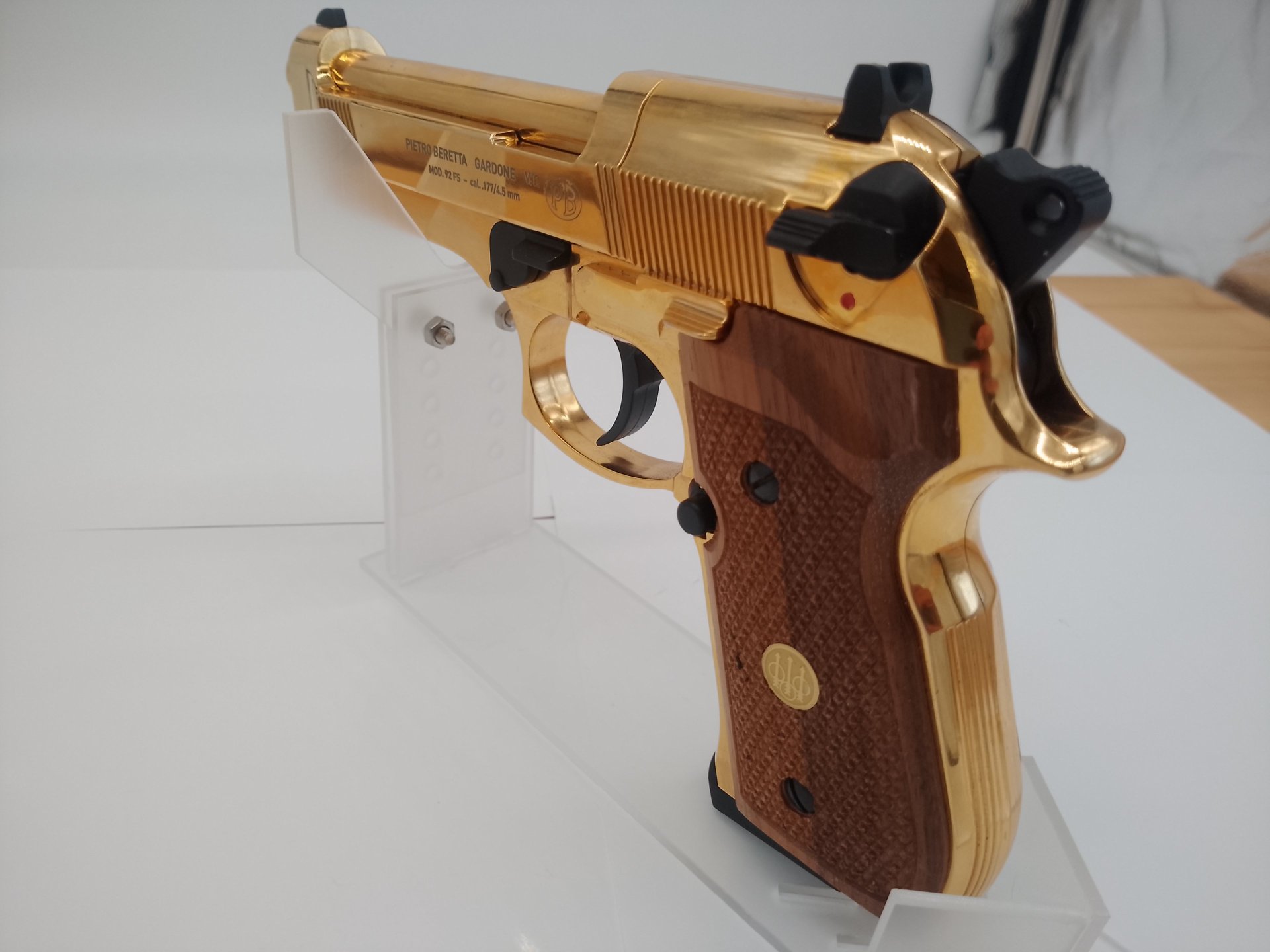 Beretta Mod.92 FS, 24 Karat Gold-Finish mit Echtholzgriffschalen – Bild 3