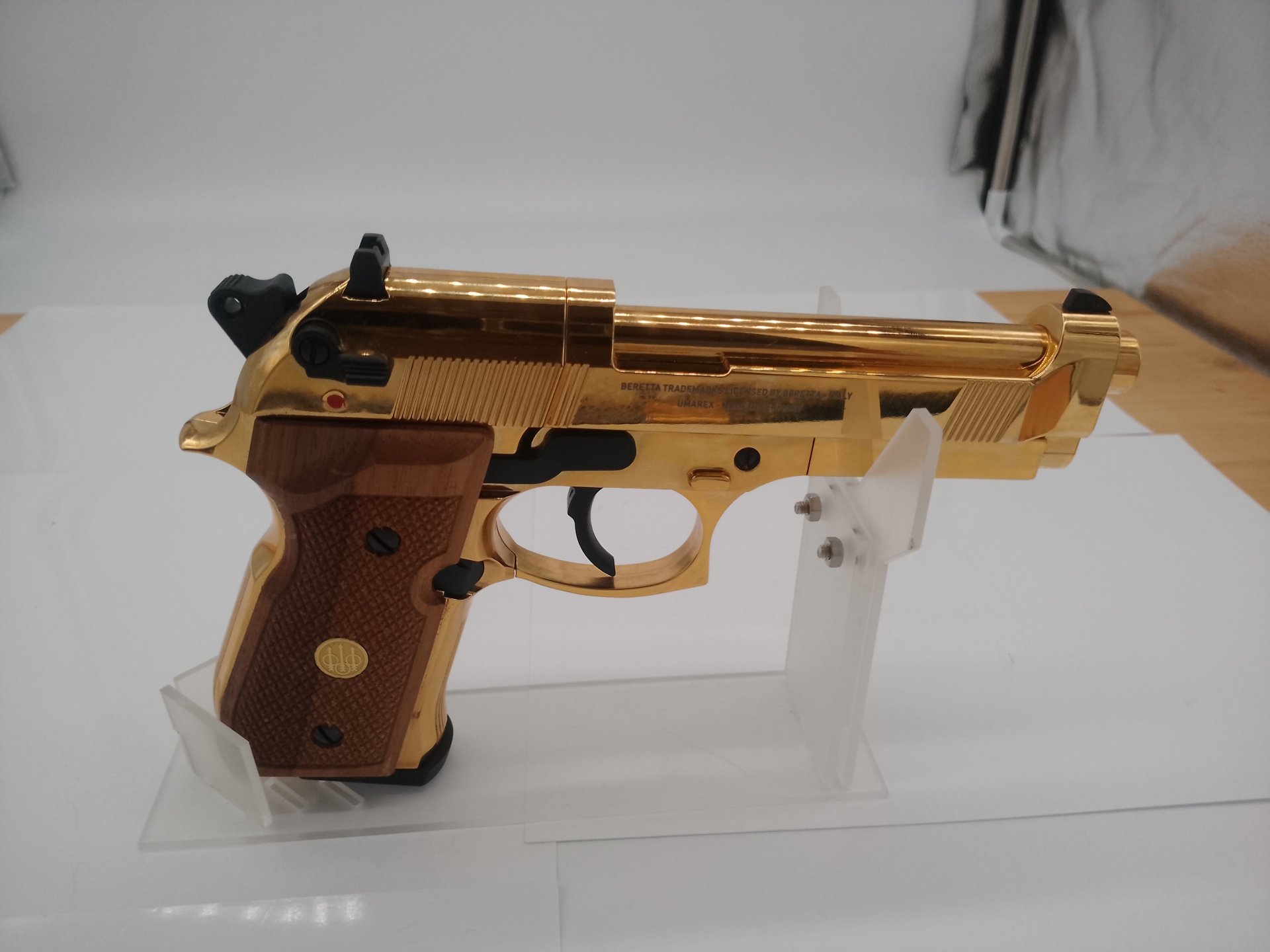Beretta Mod.92 FS, 24 Karat Gold-Finish mit Echtholzgriffschalen – Bild 2