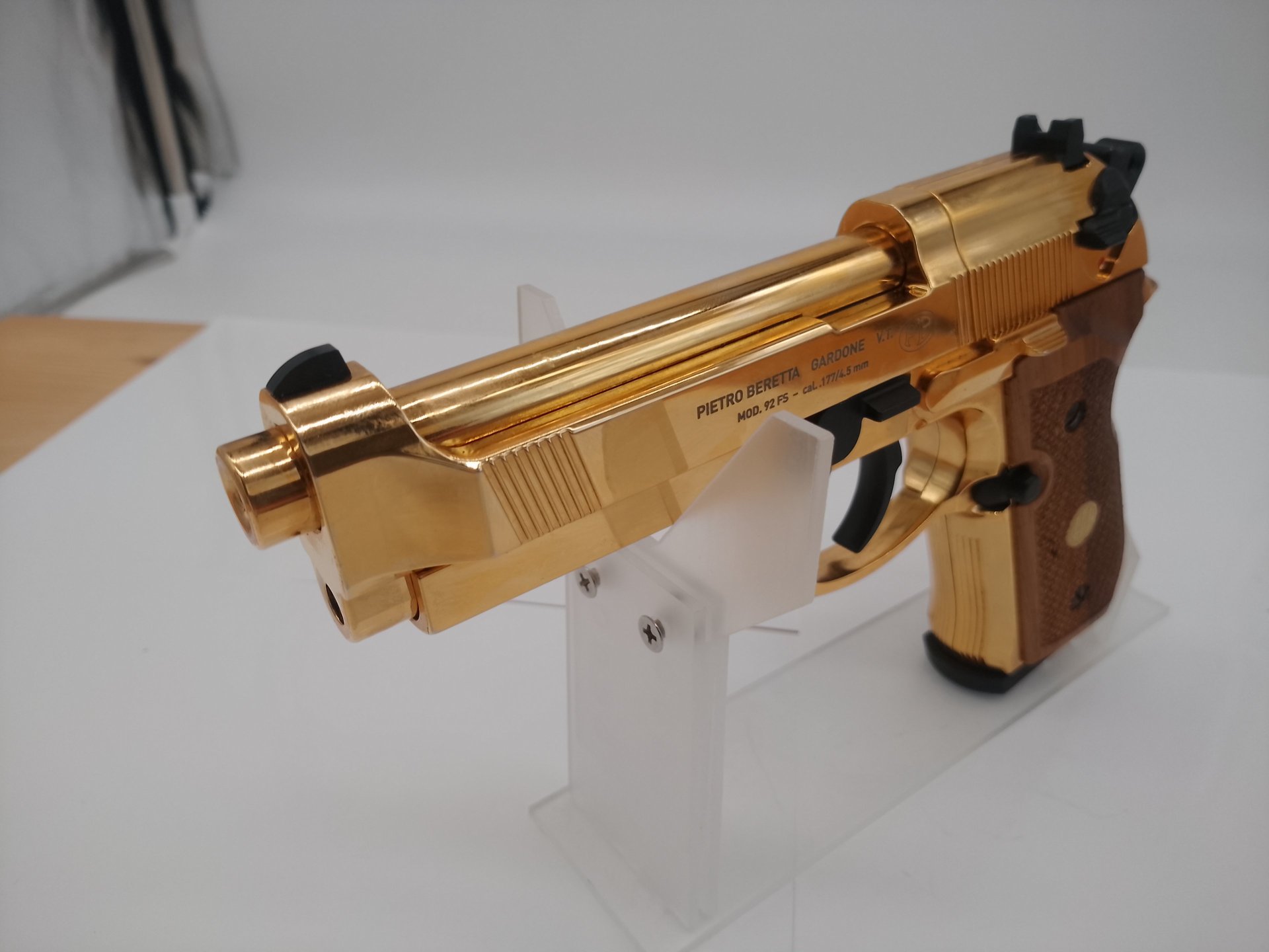 Beretta Mod.92 FS, 24 Karat Gold-Finish mit Echtholzgriffschalen – Bild 4