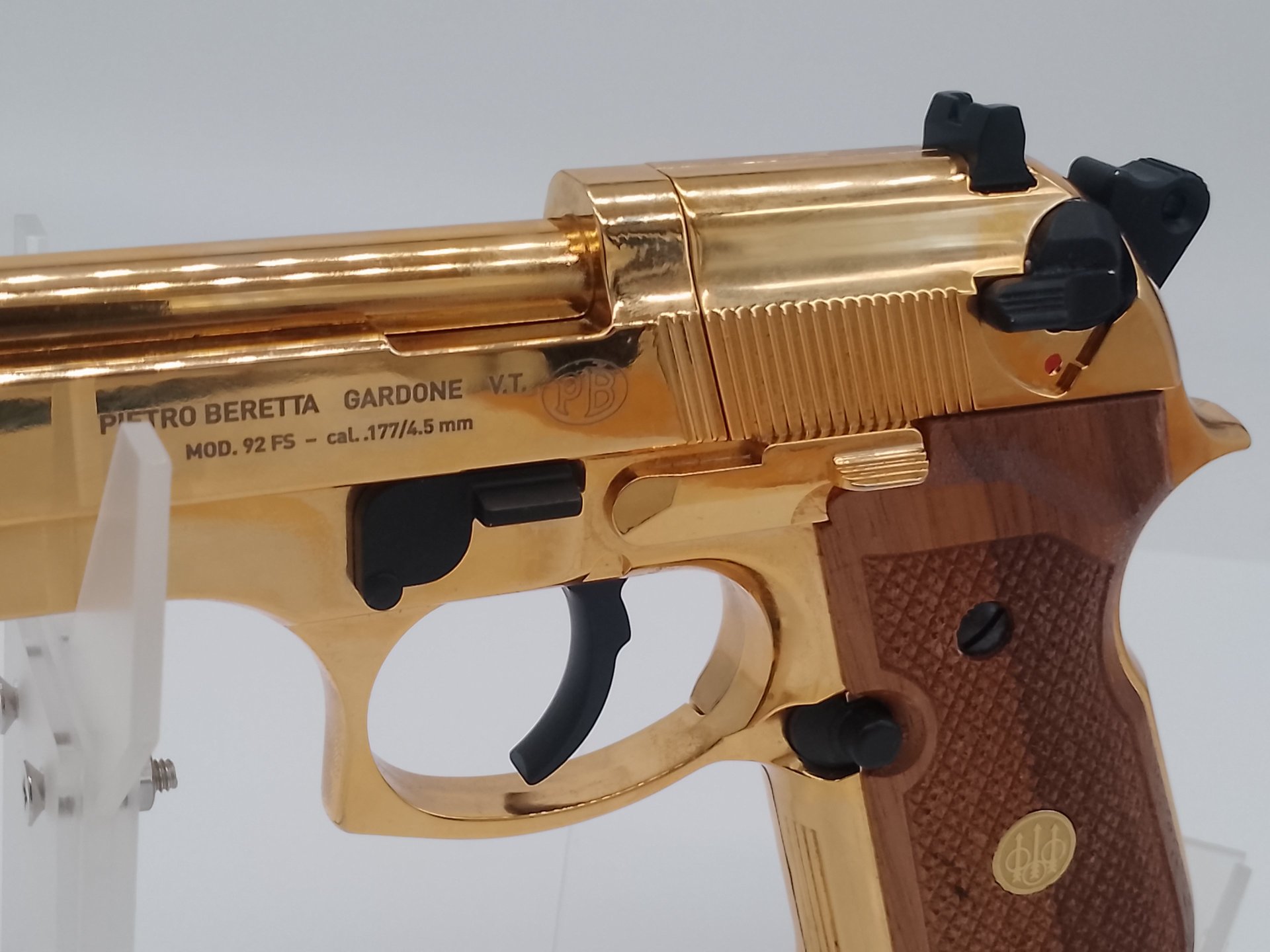 Beretta Mod.92 FS, 24 Karat Gold-Finish mit Echtholzgriffschalen – Bild 5