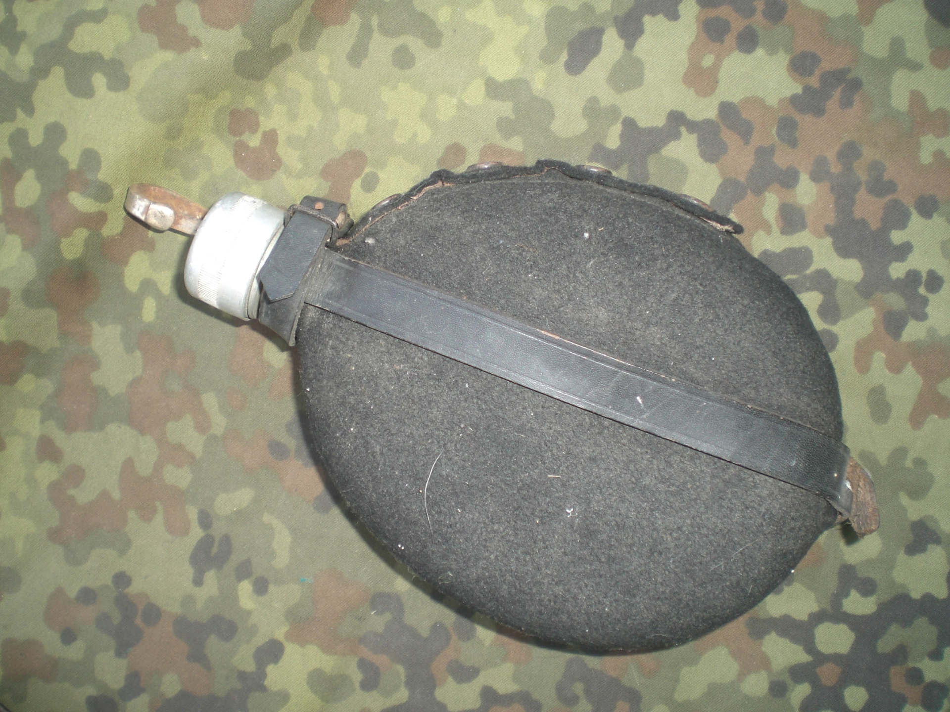 Nicht Wehrmacht Feldflasche der schwarzen Truppe 2. Weltkrieg – Bild 1