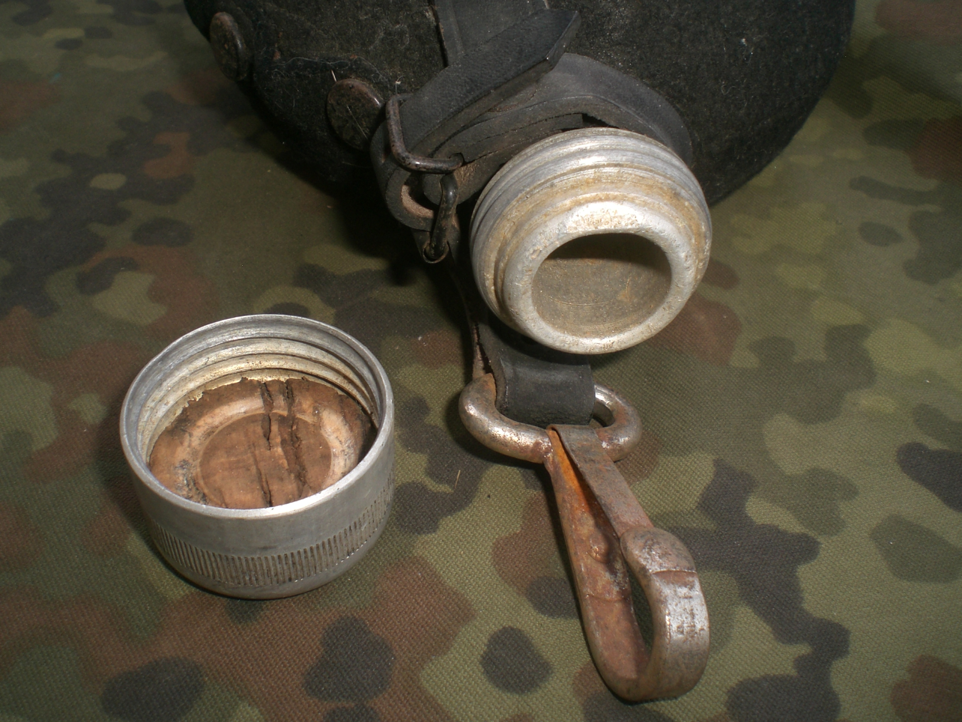 Nicht Wehrmacht Feldflasche der schwarzen Truppe 2. Weltkrieg – Bild 3