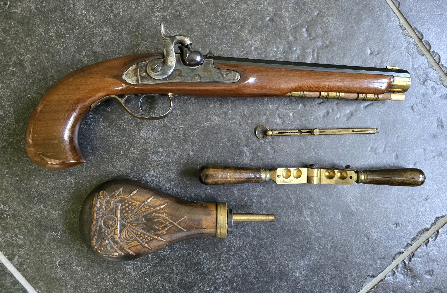 Kentucky Perkussionspistole Kal. 44 mit Pulverflasche und Kugelzange – Bild 1