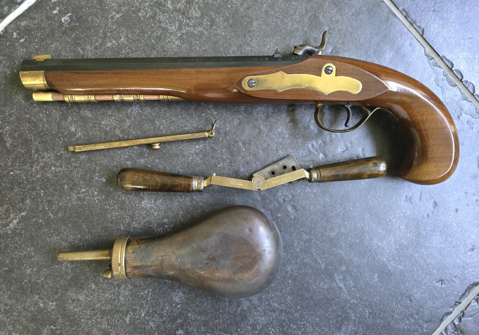 Kentucky Perkussionspistole Kal. 44 mit Pulverflasche und Kugelzange – Bild 2