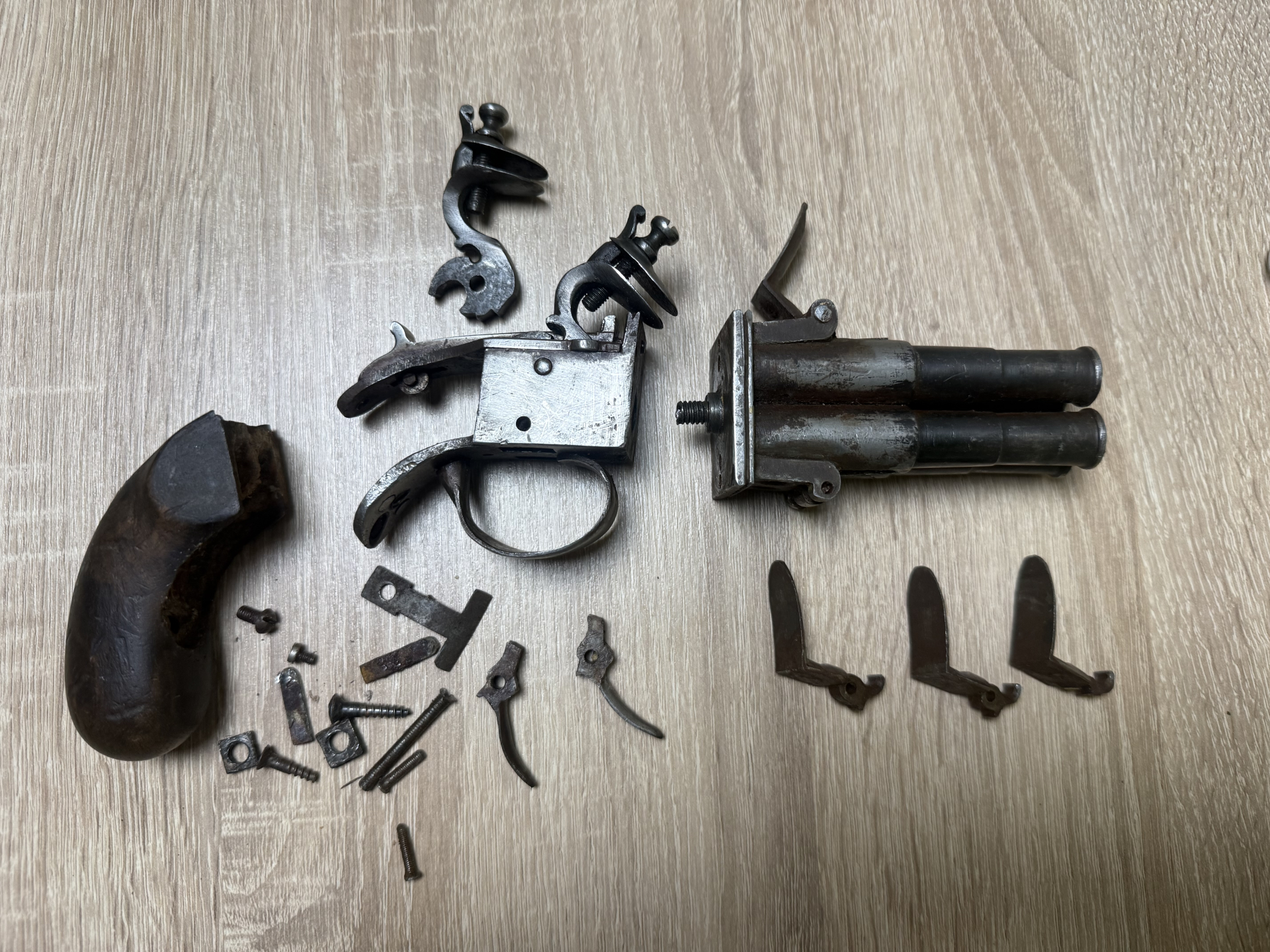 Teile einer Steinschloß wendelaufpistole – obrázek 1