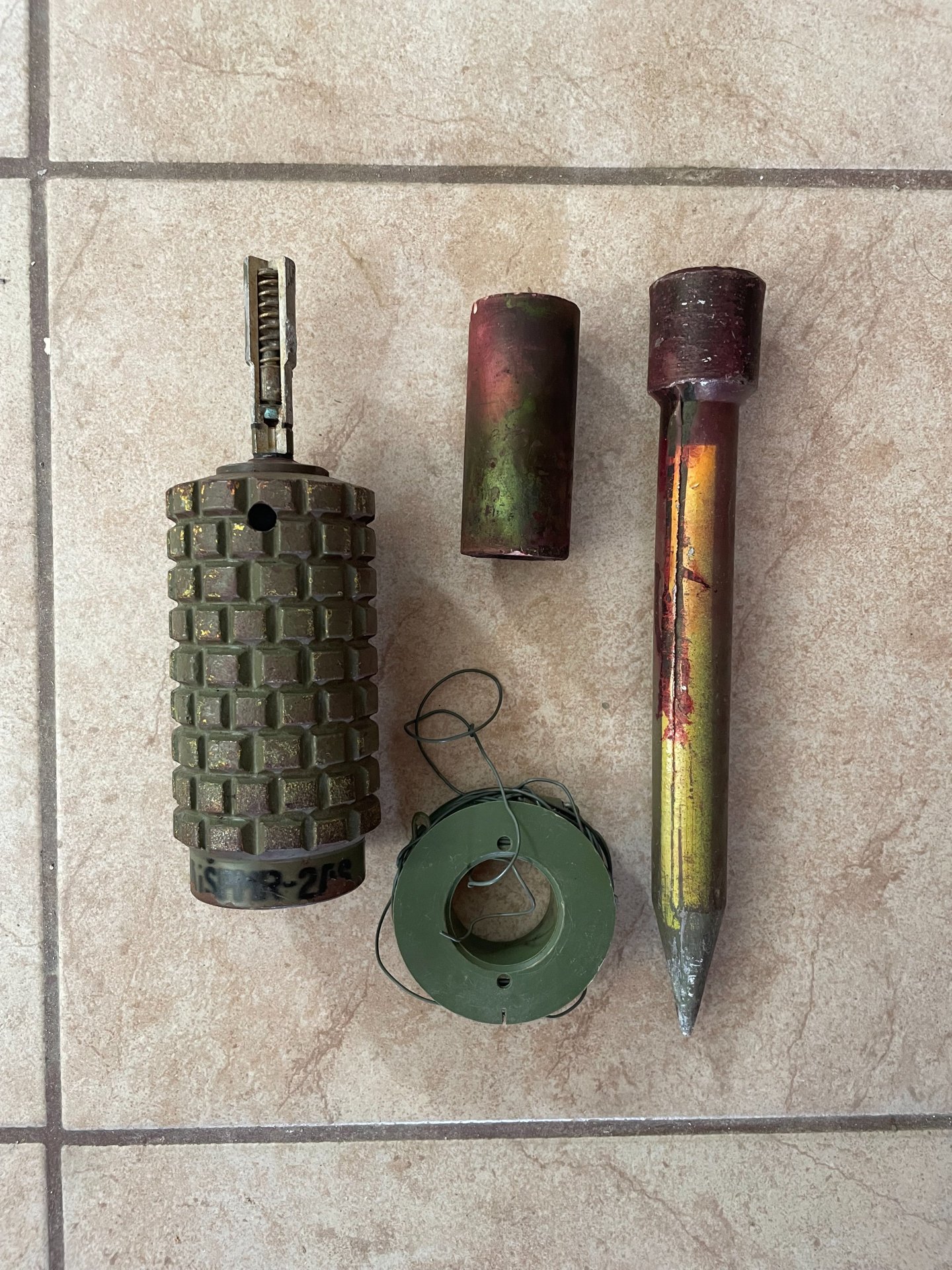 Jugoslawische Übungs-Antipersonenmine V-PMR-2A mit Schnittdarstellung des Zünders – Bild 4
