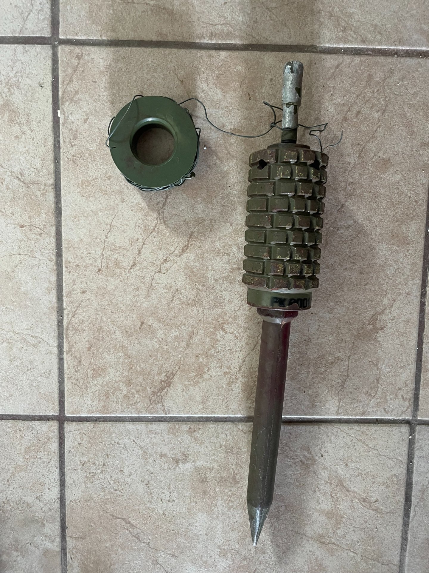 Jugoslawische Übungs-Antipersonenmine V-PMR-2A mit Schnittdarstellung des Zünders – Bild 1