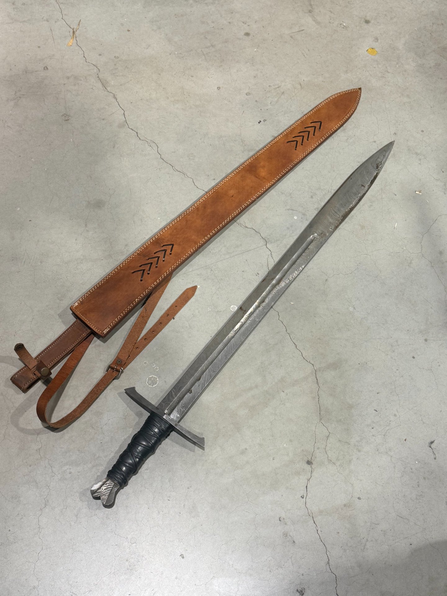 Double Edge Damascus Schwert mit Leder Mantel (wood Griff)Custom Handmade 39 Inches Leather Hand – Bild 3
