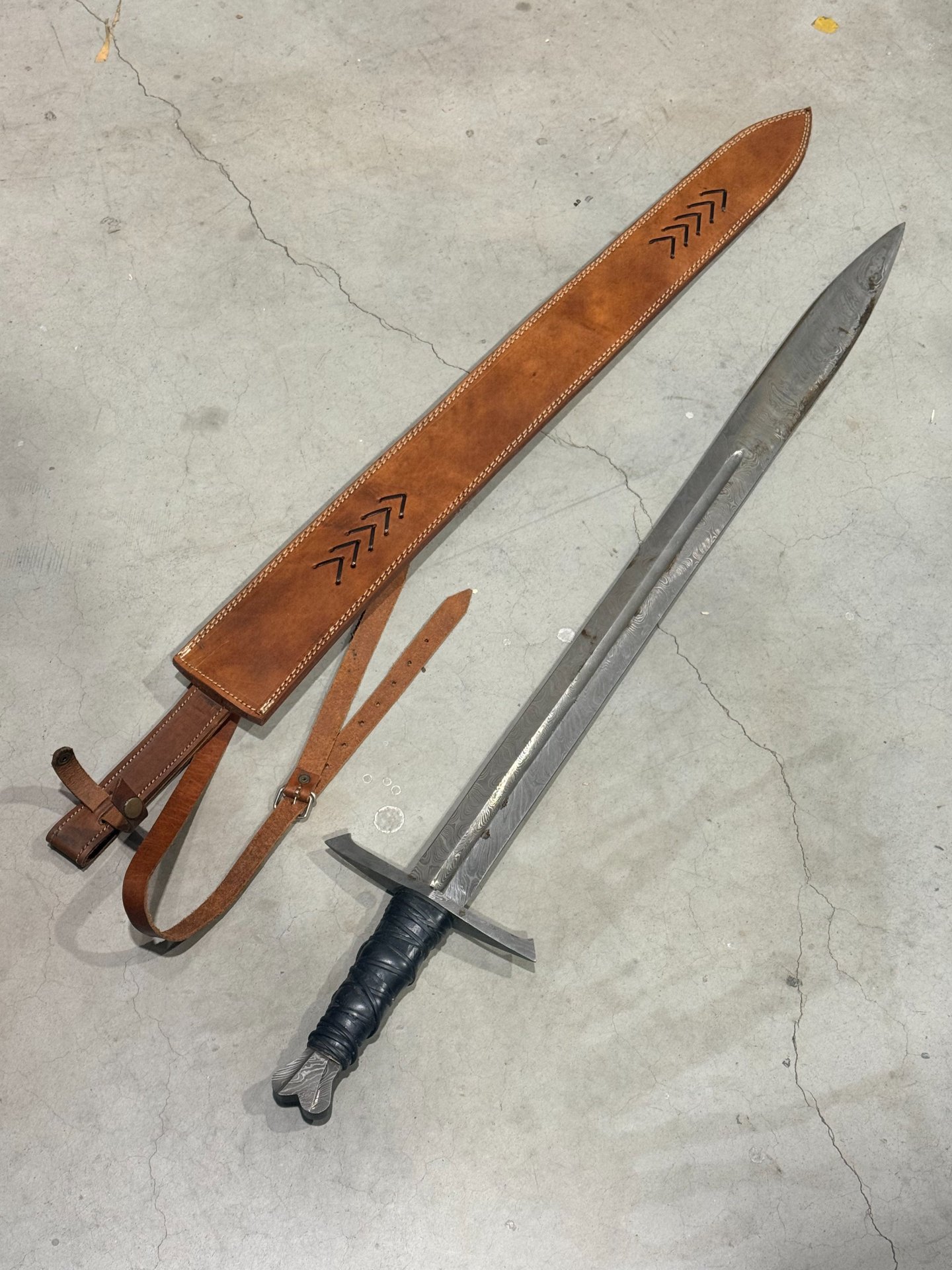 Double Edge Damascus Schwert mit Leder Mantel (wood Griff)Custom Handmade 39 Inches Leather Hand – Bild 6
