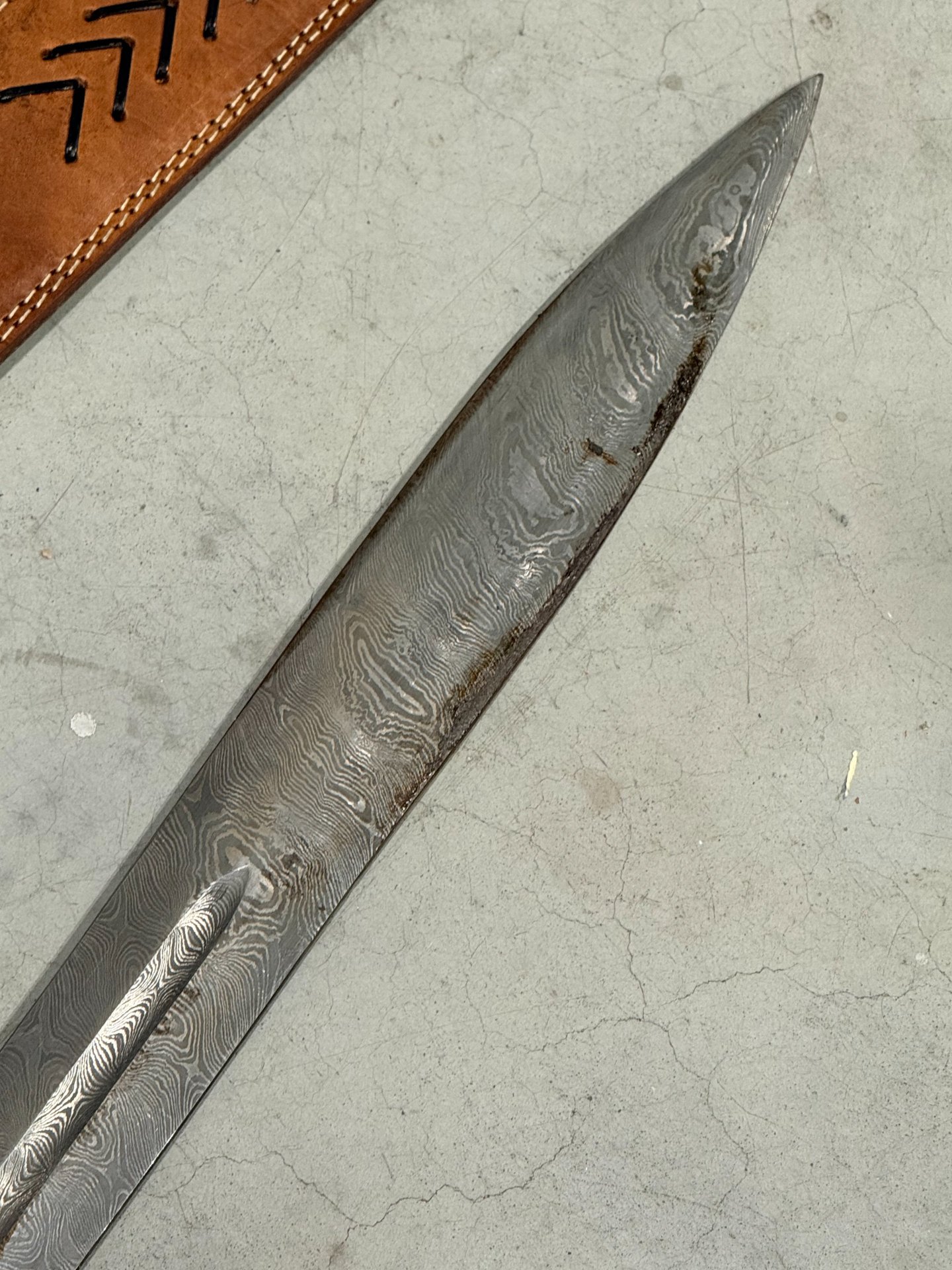 Double Edge Damascus Schwert mit Leder Mantel (wood Griff)Custom Handmade 39 Inches Leather Hand – Bild 4
