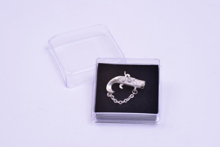 Anstecker Handböller mit Kette – Bild 1