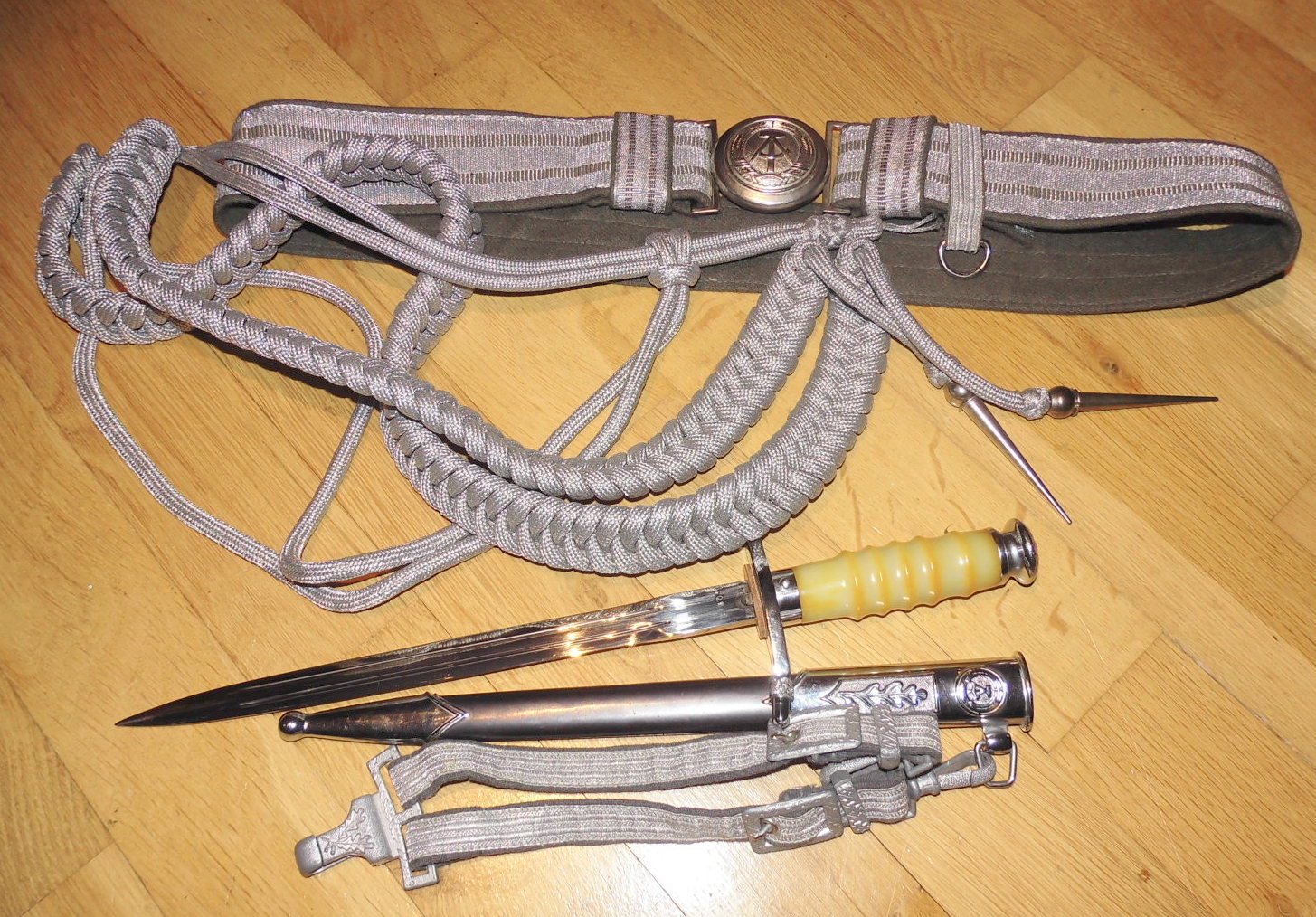 DDR, NVA Dolch für Offiziere mit Gehänge, Gürtel, Schüzenschnur und Gravur auf Scheide – Bild 5