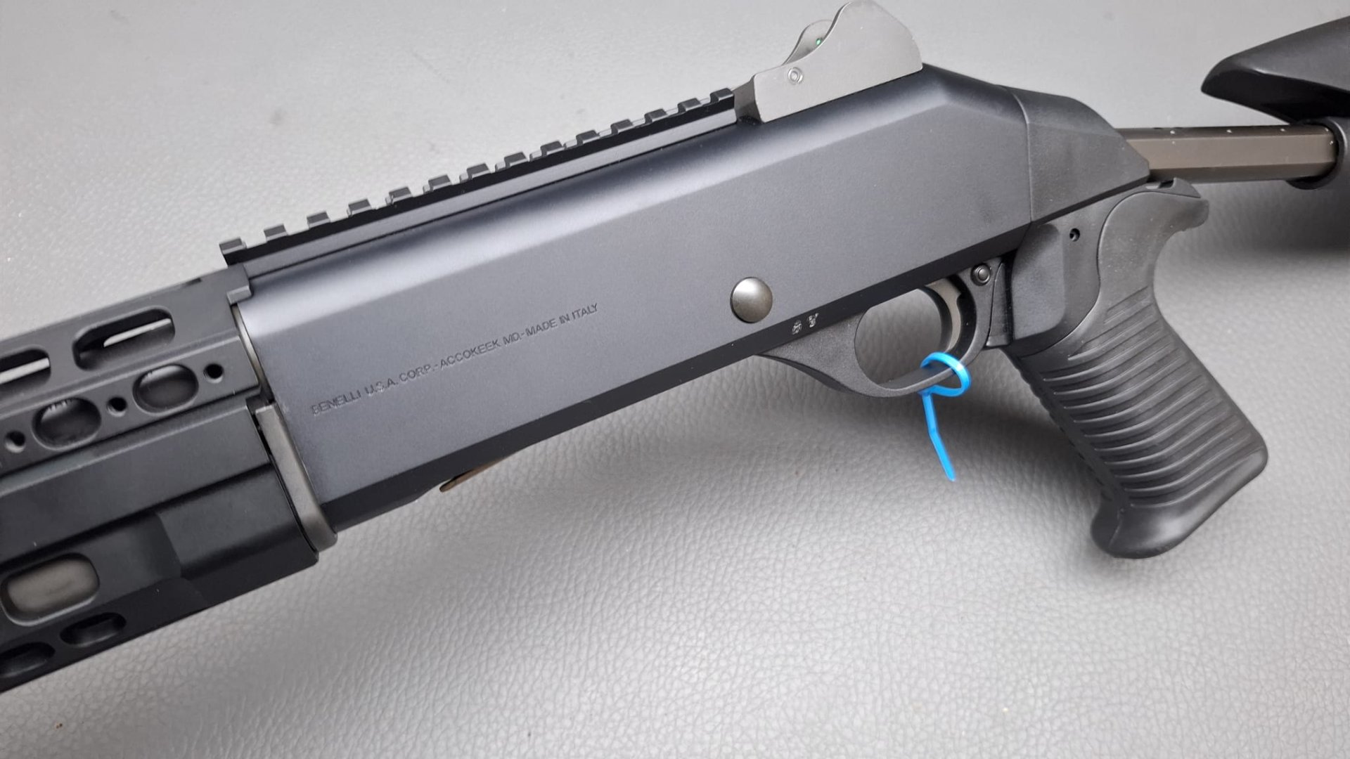 Benelli M4 90 T-Pro 12/76 mit Wechselchoke Schubschaft Stahlschrot Selbstladeflinte Halbautomat – Bild 1