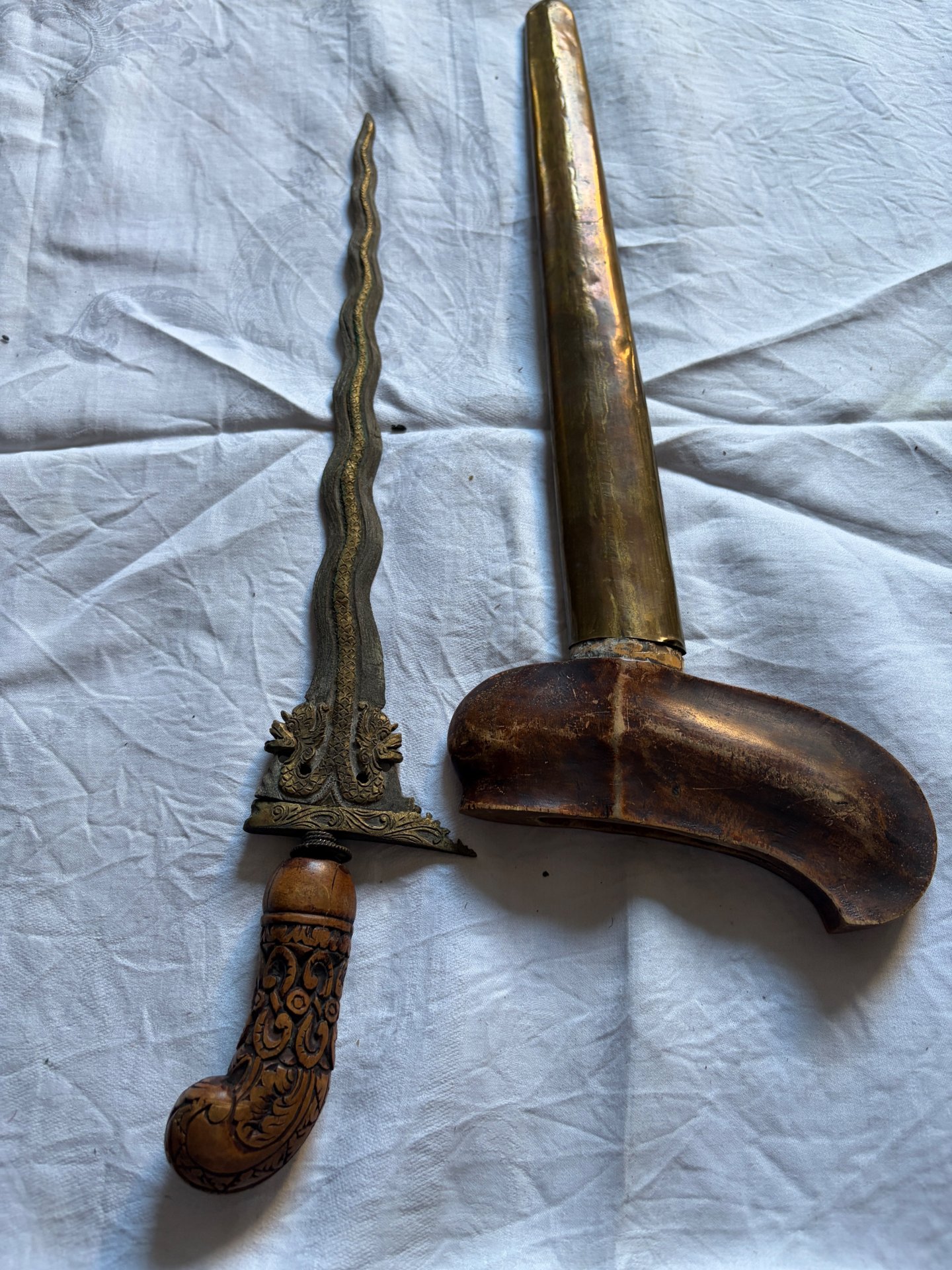 3 Kris / Keris Dolche mit Scheiden – Indonesien/Südostasien? – Bild 5