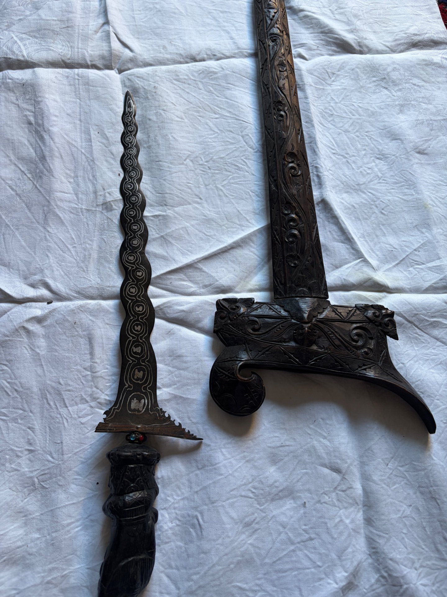 3 Kris / Keris Dolche mit Scheiden – Indonesien/Südostasien? – Bild 2