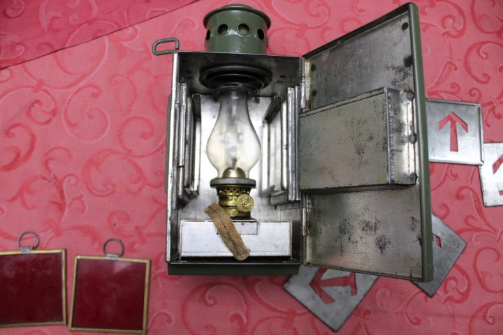 Militär Petroleum Bunker/Zelt Lampe mit viel Zubehör. – Bild 2