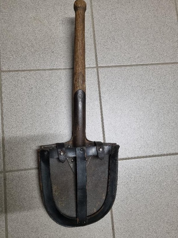 Original Wehrmacht kurzer Pionierspaten mit Ledertragetasche – Bild 2