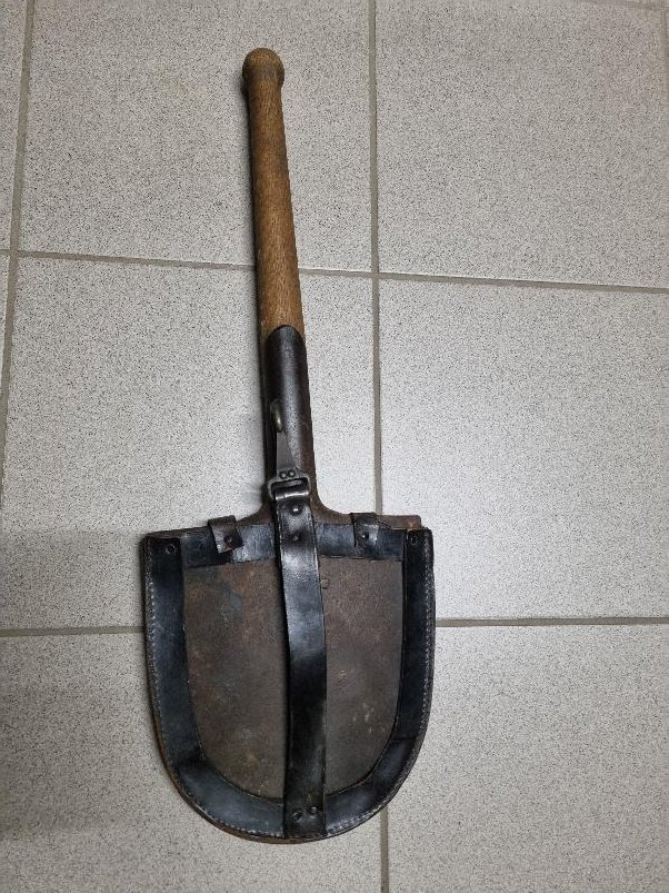 Original Wehrmacht kurzer Pionierspaten mit Ledertragetasche – Bild 1